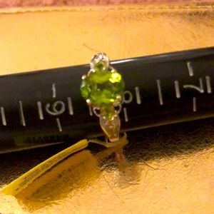 Peridot Ring 💍 larger center stone with 2 smaller stones on sides Beautiful 💚